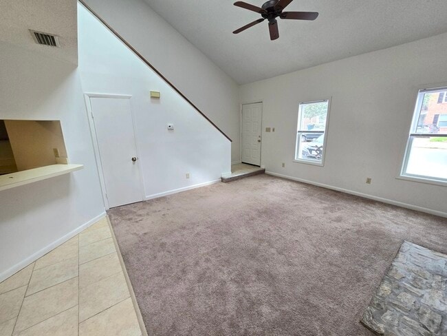 Foto del edificio - Awesome 3 Bed / 2 Bath Townhome with Open ...