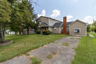 Building Photo - 817 Ridgeview Dr