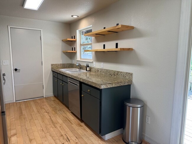 Building Photo - Beautiful 3 Bed/1 Bath Home with Large and Fenced Backyard - SE Bend