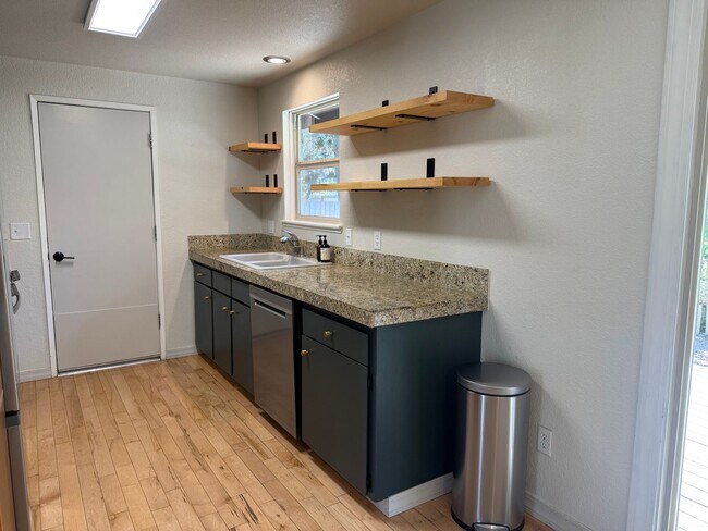 Foto del edificio - Beautiful 3 Bed/1 Bath Home with Large and Fenced Backyard - SE Bend