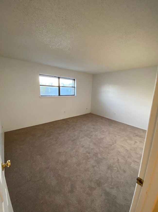 Building Photo - 100 Golden Sand Dr