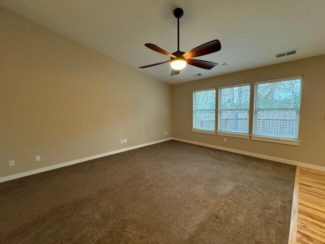 Foto del edificio - Well maintained, updated 3 bedroom home in quiet neighborhood