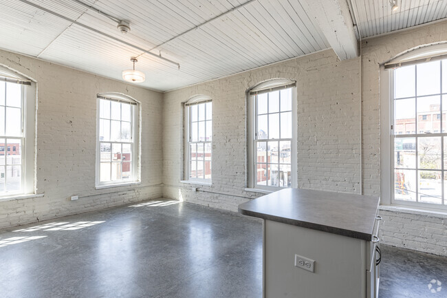 1BR, 1BA - 650SF - Wheelhouse Lofts