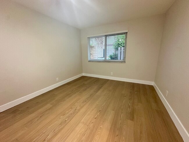Building Photo - 2040 NE 56th Ct
