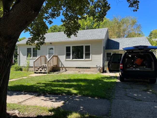 Building Photo - 856 Redwood Dr