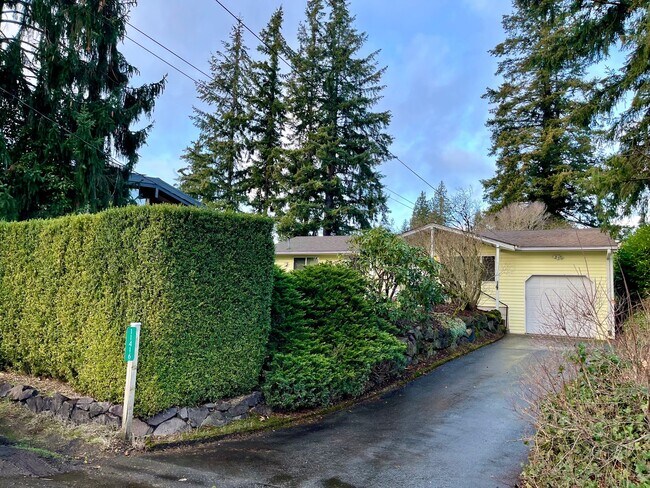 Building Photo - Pet Friendly Classic 3 Bed 1 Bath Bungalow...