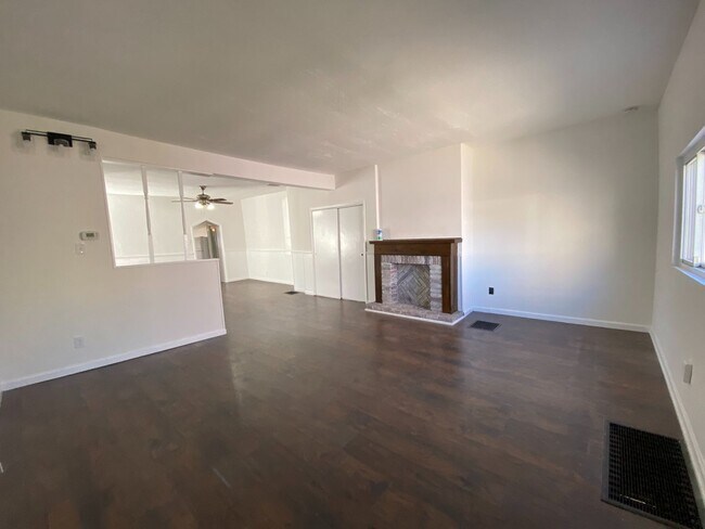 Foto del edificio - NEWLY RENOVATED 2 BEDROOM IN THE HEART OF ...