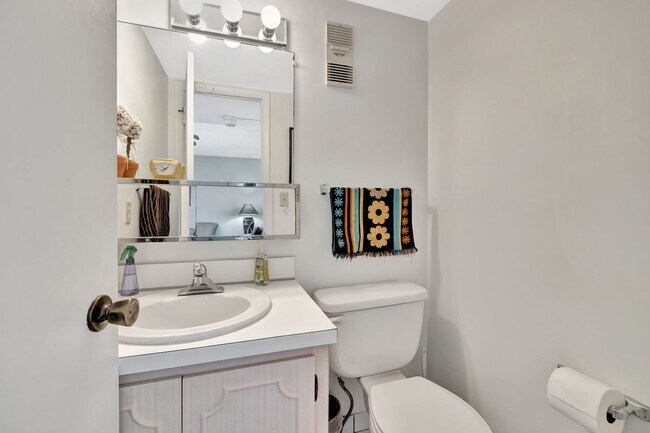 Building Photo - 3113 S Ocean Dr