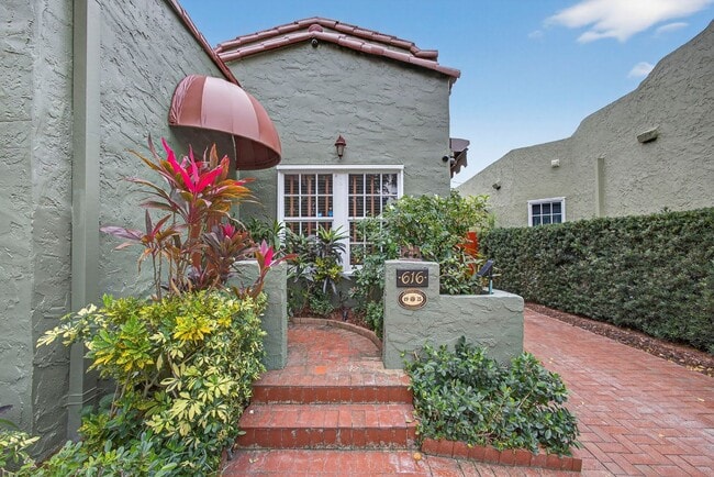 Foto del edificio - Historic West Palm Beach single-family home, with guest cottage!