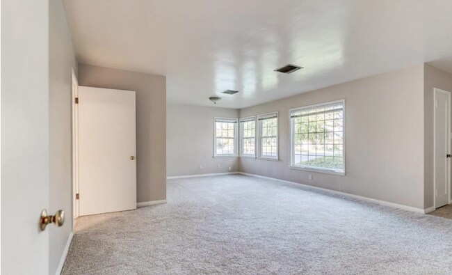 Building Photo - Charming 3 Bedroom 2 Bath