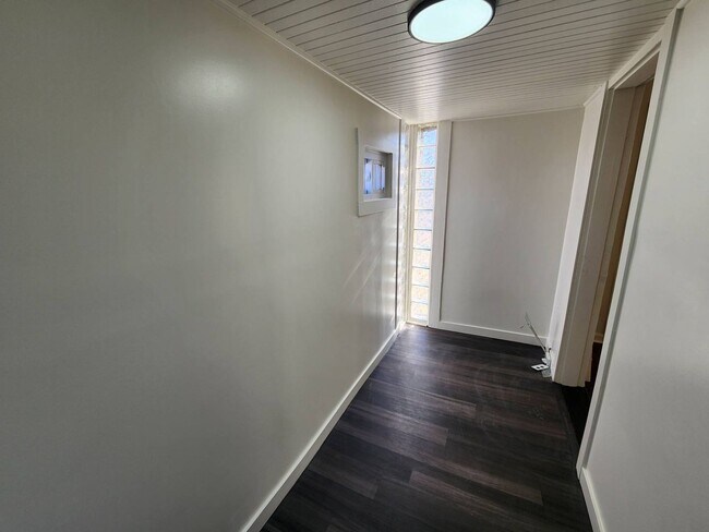 Building Photo - Charming 3-Bedroom Property in Prime Location