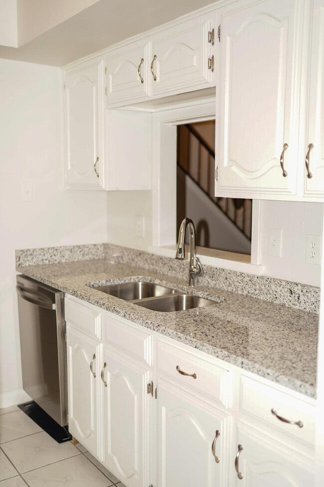 Building Photo - Room in House on Corona Dr