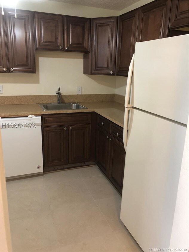 Primary Photo - 5515 N Lakewood Cir