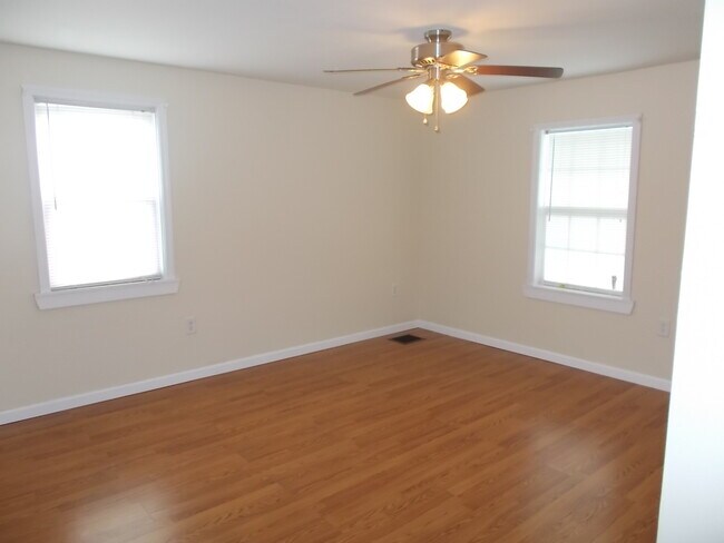 sala de estar - 536 Spikenard St