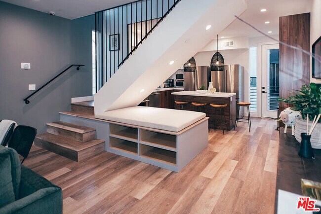 Building Photo - 803 N Harvard Blvd