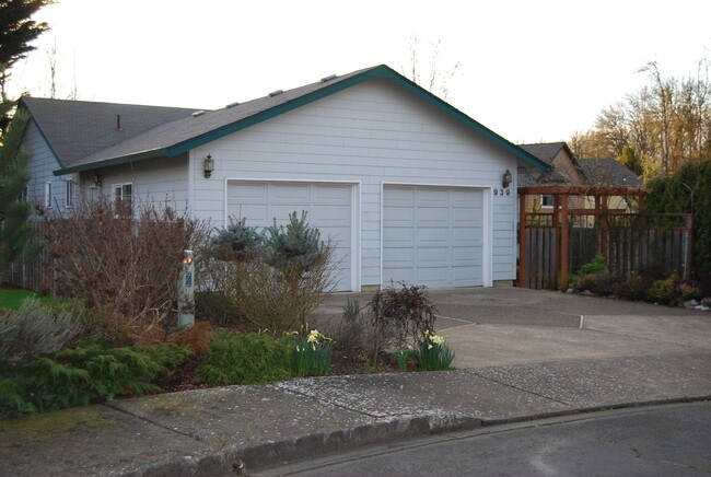 Building Photo - Charming & Well-Maintained Single-Story Home in McMinnville
