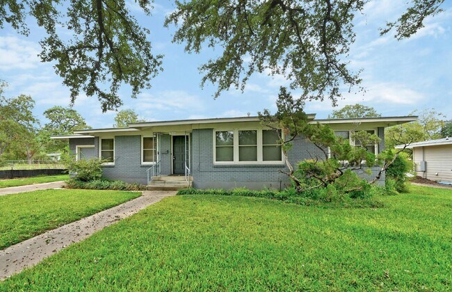 Building Photo - 2606 Twin Oaks Dr