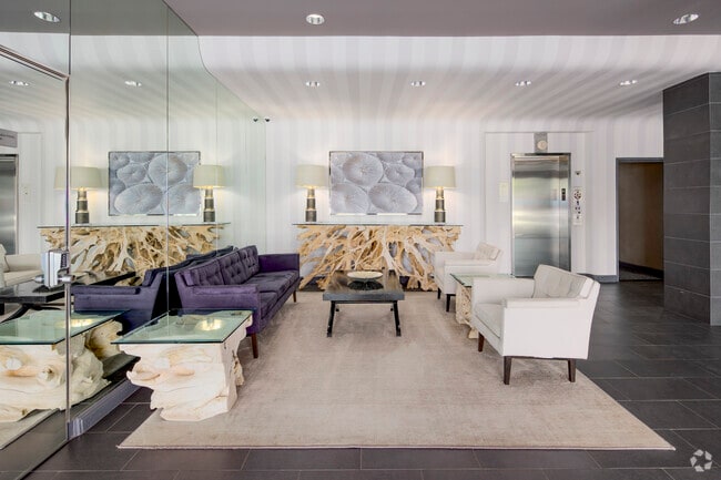 Lobby Photo - Park Square