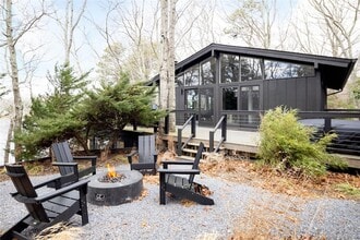 Building Photo - 15 Lake View Ct