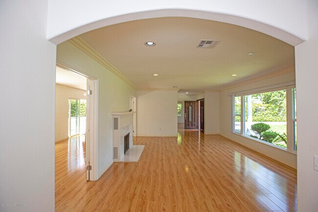 Building Photo - 4463 Chevy Chase Dr