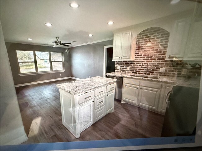 Building Photo - 104 Mimosa St
