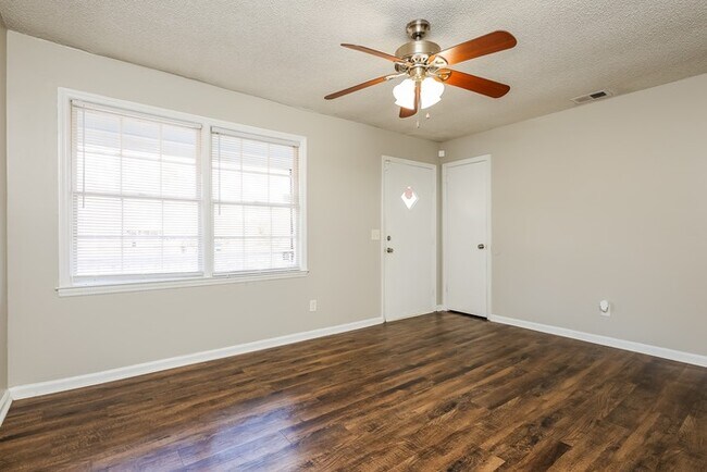 Building Photo - 111 Cornell Dr