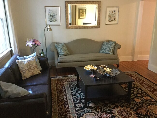 cómoda sala de estar - 2124 Chesterfield Ave