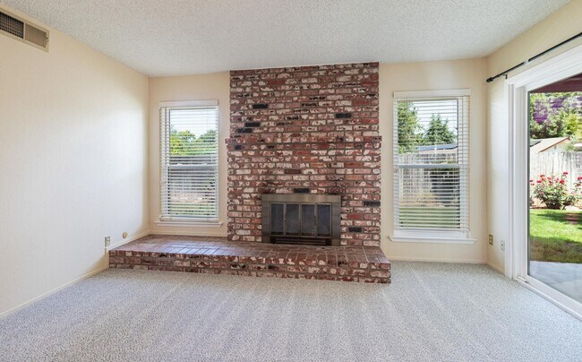 Foto del edificio - Charming 3-Bedroom Home with Beautifully U...