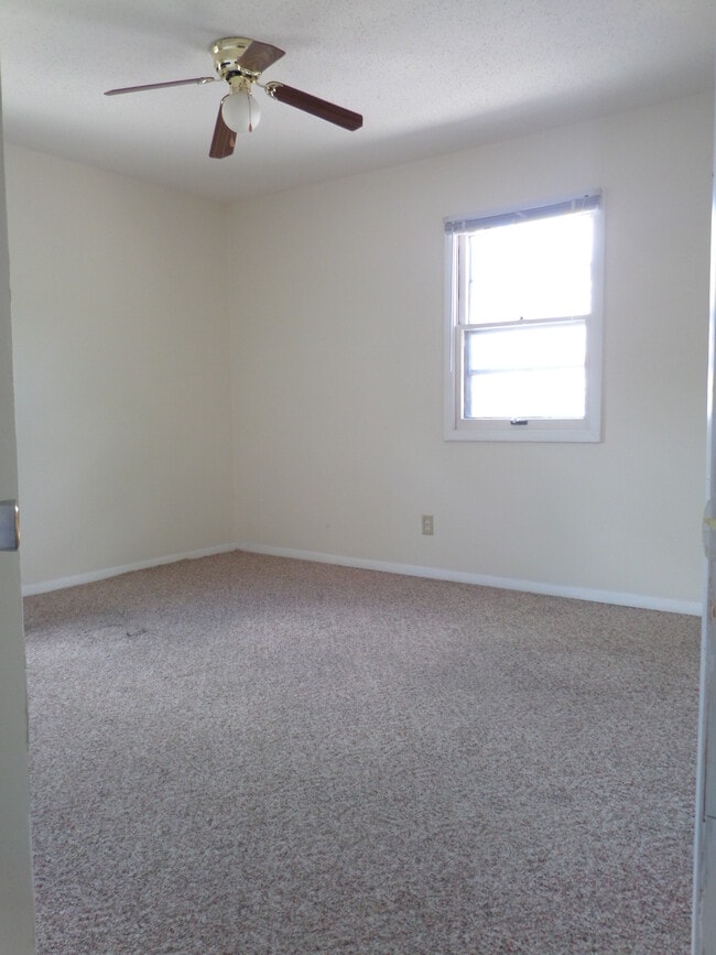 Building Photo - 831 Kimberly Dr