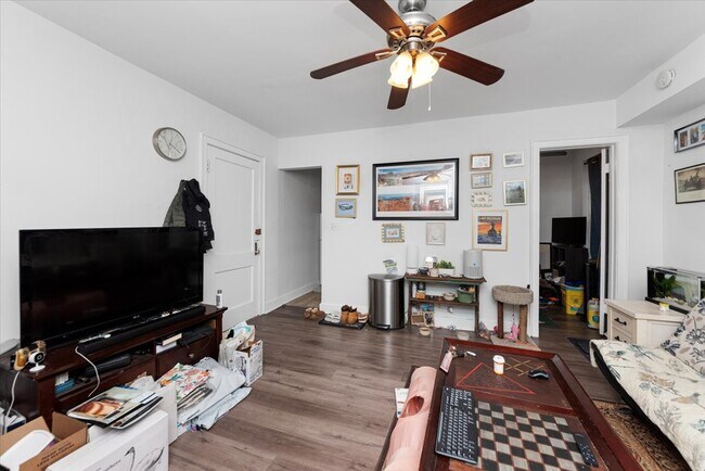 Foto del edificio - 3727 N Pine Grove Ave