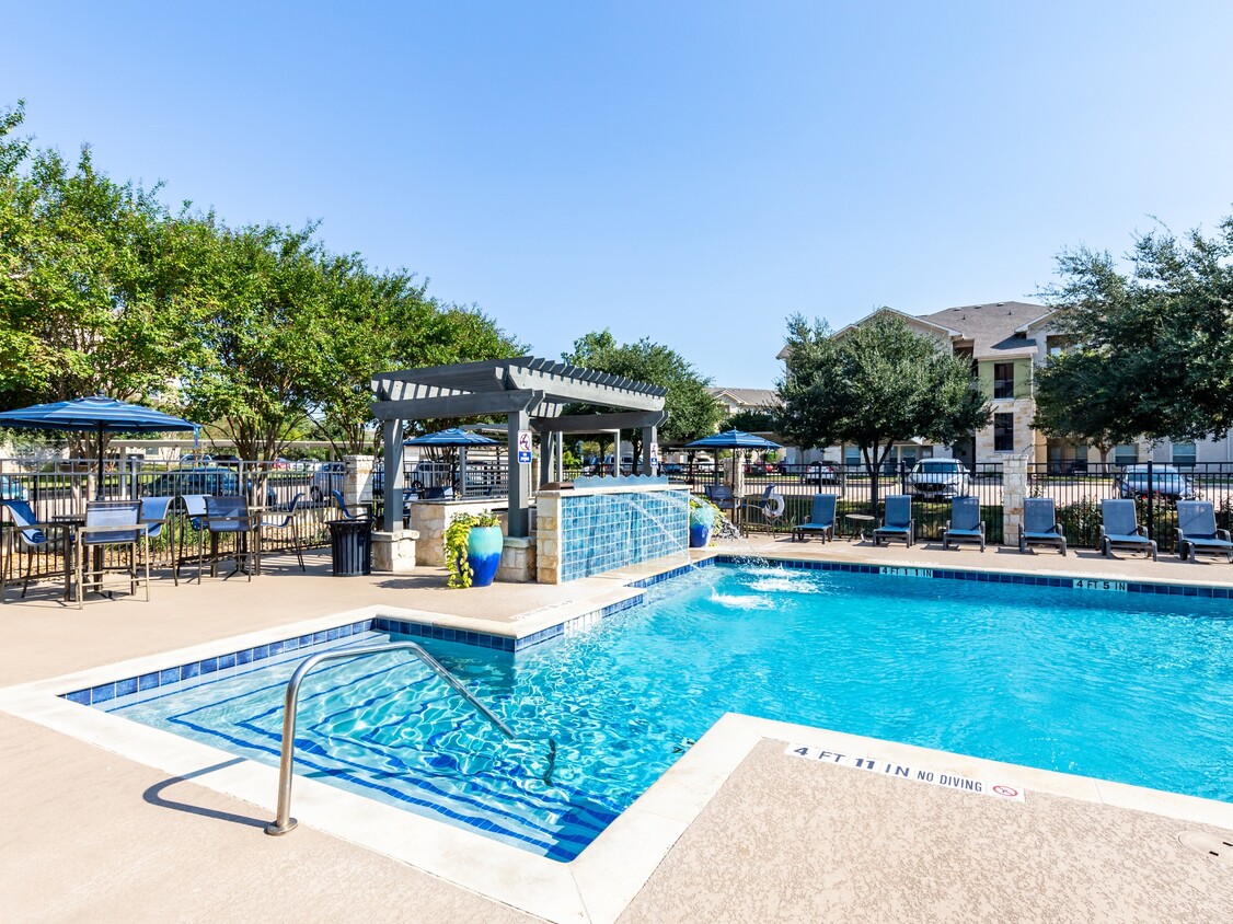 Lujosa terraza de la piscina con una serena fuente de agua y asientos de salón - Alister Oak Hill