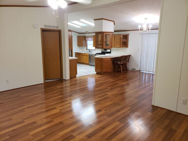Foto del edificio - Spacious 4-bedroom, 2 bath, 2 car garage w...