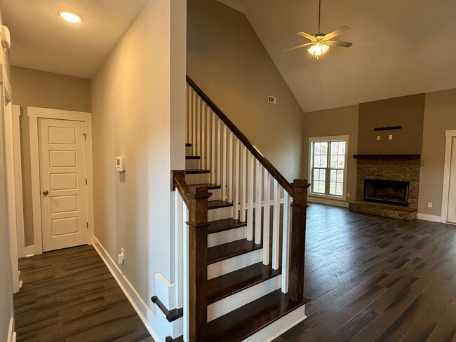 Foto del edificio - Beautiful Craftsman Style 2 Story Home in Parkerson`s Mill
