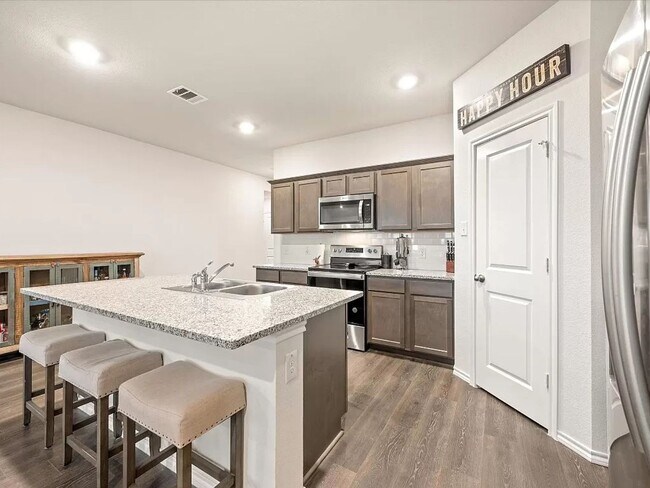 Building Photo - 805 Fueller Dr