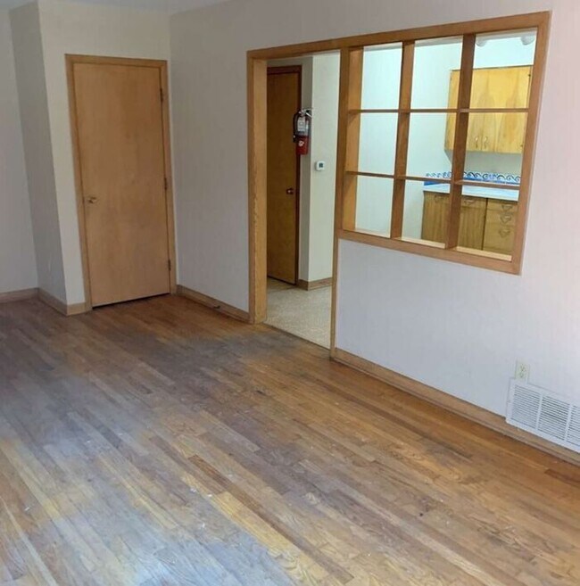 Building Photo - $995 | 2 Bedroom, 1 Bathroom Apartment | C...