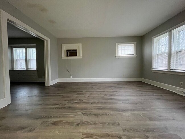 Building Photo - *FIRST MONTH'S RENT FREE*