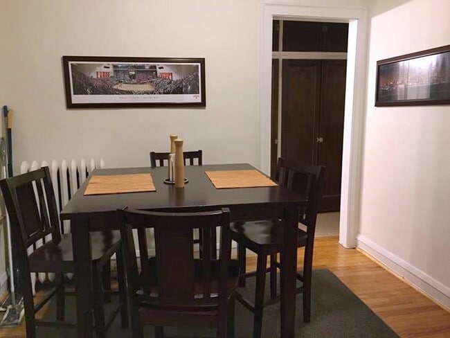 Building Photo - 927 W Oakdale Ave