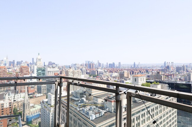 Foto del edificio - 60 E 8th St