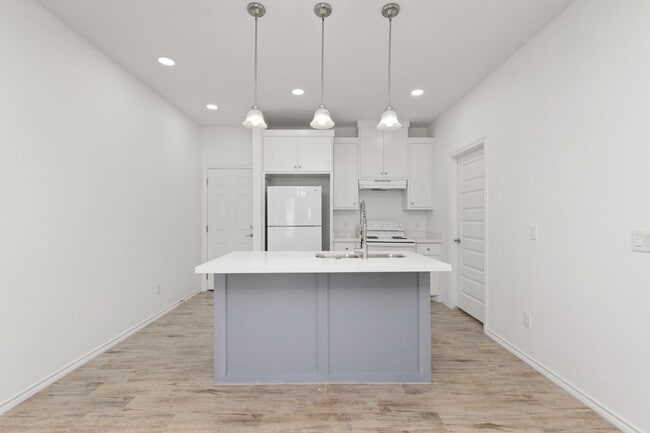 Building Photo - 2715 Maria Dr