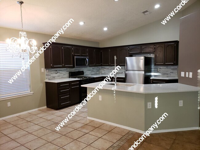 Foto del edificio - Beautiful 3 Bedroom, 2 Bathroom, 3 Car Gar...