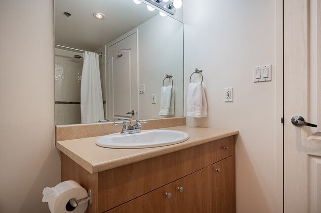 Building Photo - 3024 Rue Sainte-Émilie