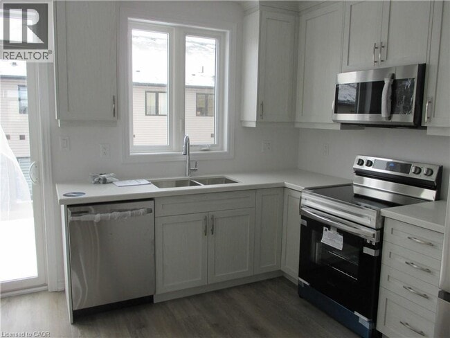 Photo du bâtiment - 461 Blackburn Dr