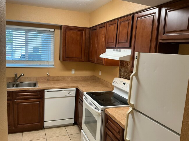 Building Photo - Updated and ready for move in!  Close to OU campus! Community Pool, fenced in courtyard! 3 bathro...