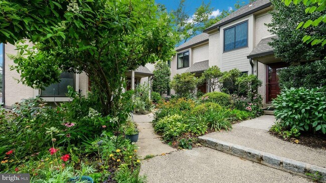 Building Photo - 20 Oakmont Pl
