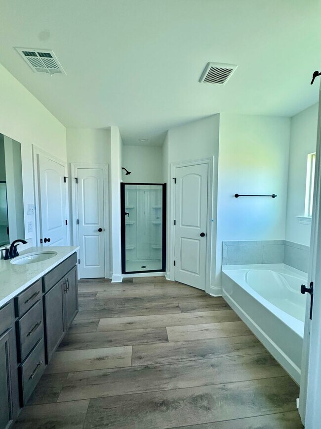 Foto del edificio - 4 Bed 2 Full baths