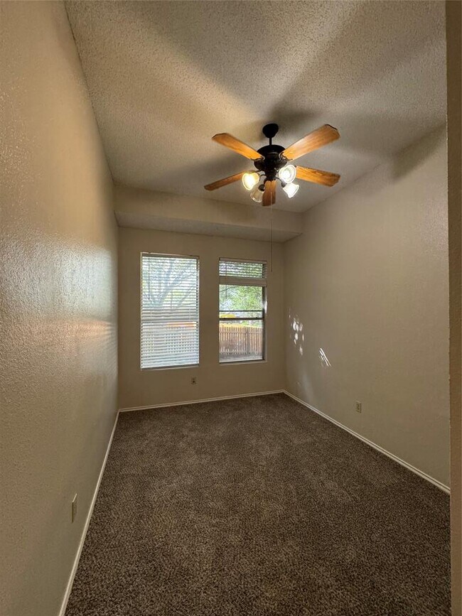 Foto del edificio - 2111 Castle View Dr