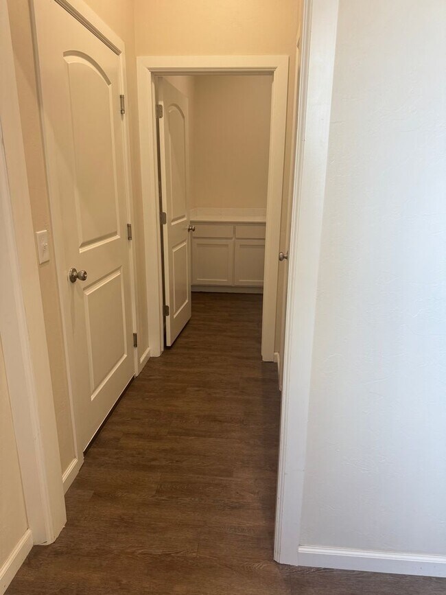 Building Photo - 4 bedroom, 2.5 bathroom, 2 car garage Gated Neighborhood