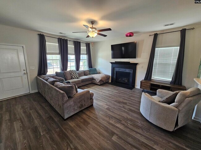 Foto del edificio - 819 Queenshire Ln