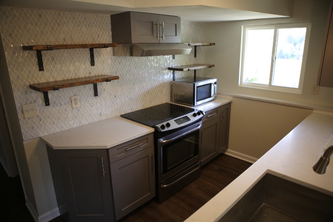 Building Photo - 611 Somerset Dr