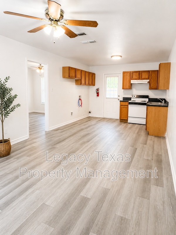 Foto del edificio - 705 Miracle Ln